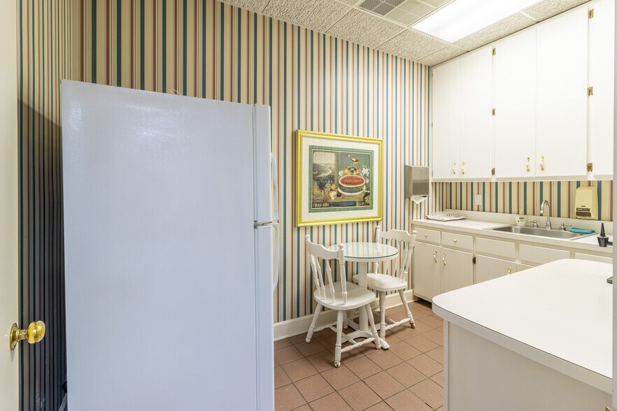More Photos Of 1421 Ross Dr, Dalton Office For Sale