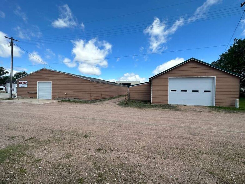 More Photos Of 401 E Everett St, Oneill Showroom For Sale