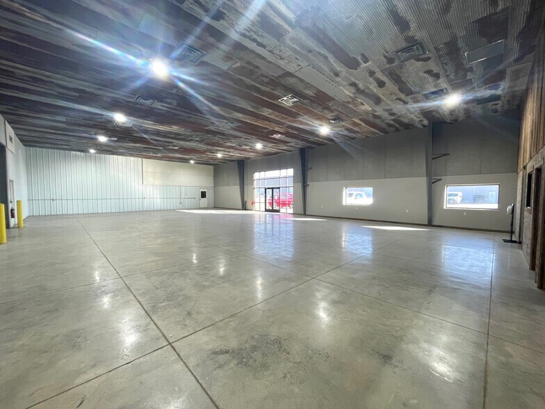 More Photos Of 2608 E 32nd Street Pl, Kearney Warehouse For Lease