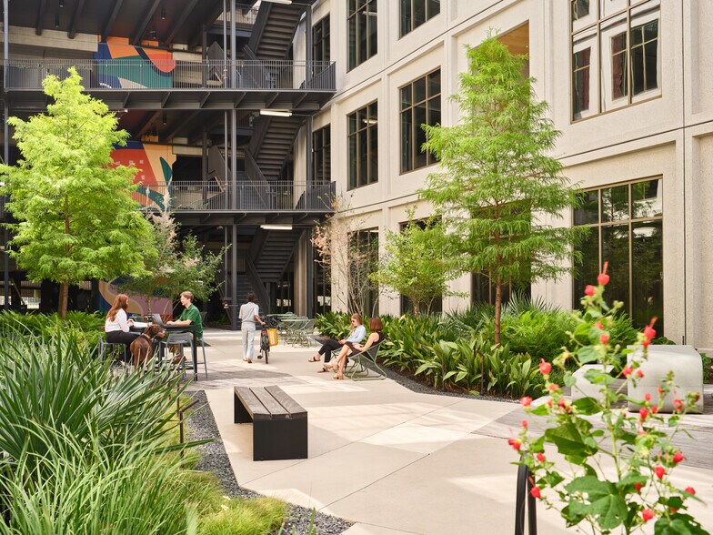 More Photos Of 3232 E Cesar Chavez St, Austin Unknown For Lease