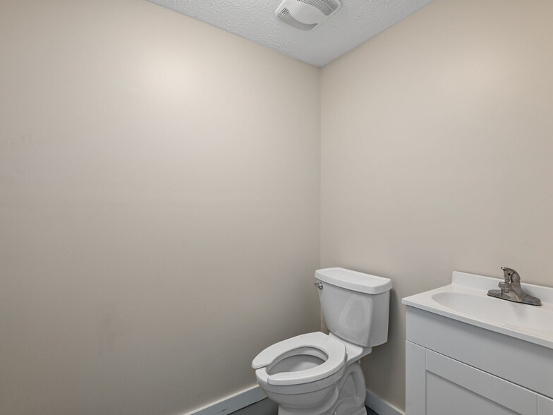 More Photos Of 732 Jonesborough St, Hendersonville Warehouse For Lease