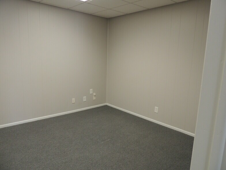 More Photos Of 1608 Lincolnway, Valparaiso Storefront Retail Office For Lease