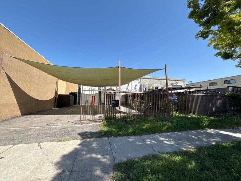 More Photos Of 747 Milford St, Glendale Warehouse For Lease
