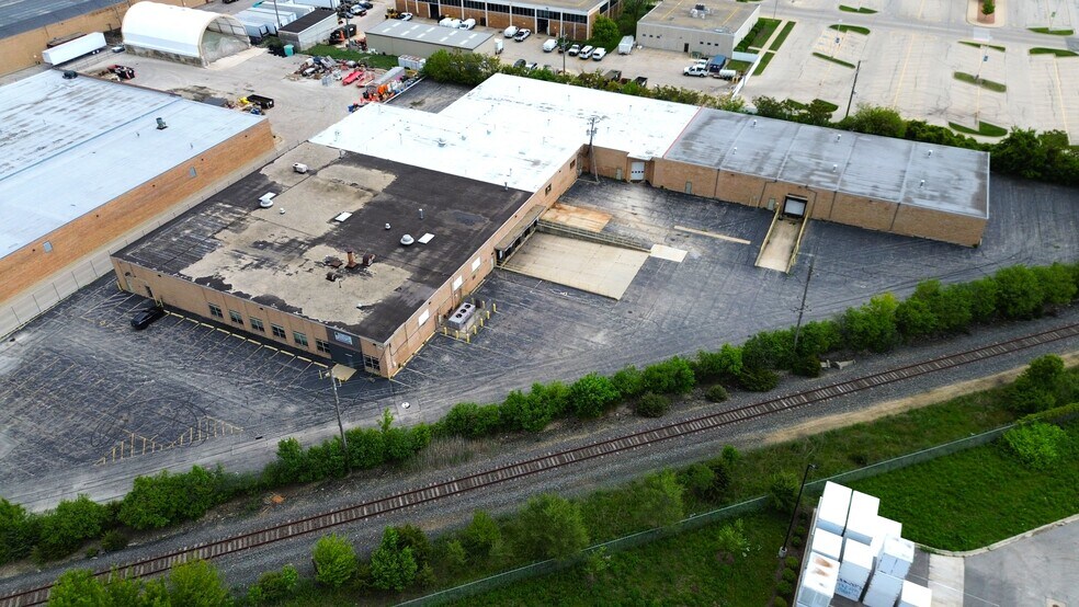 More Photos Of 2021 West St, River Grove Warehouse For Lease