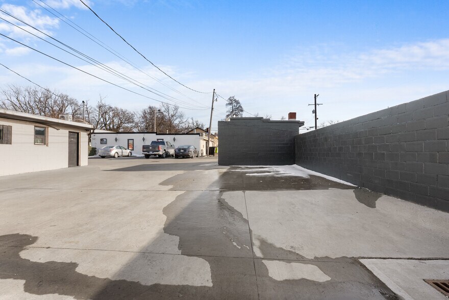 More Photos Of 127 SE 3rd St, Lees Summit Freestanding For Lease