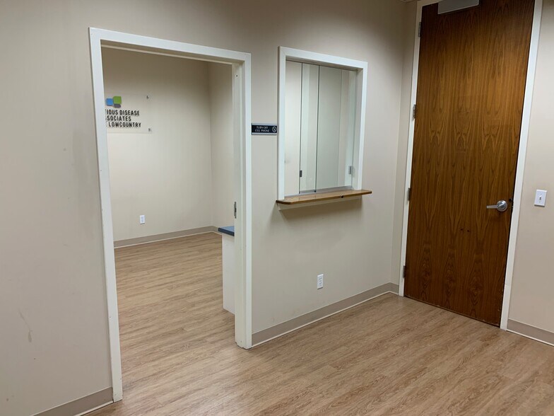 More Photos Of 25 Hospital Center Blvd, Hilton Head Medical For Lease