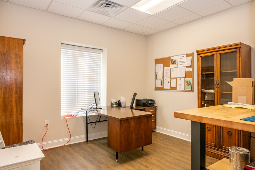 More Photos Of 3951 Wexford Ln, Denver Showroom For Lease