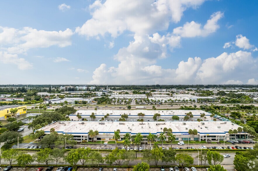 More Photos Of 900 Park Centre Blvd, Miami Gardens Showroom For Lease