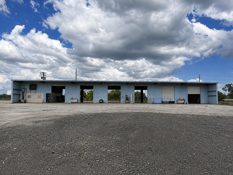 More Photos Of 100 Thornhill Rd, Auburndale Manufacturing For Lease