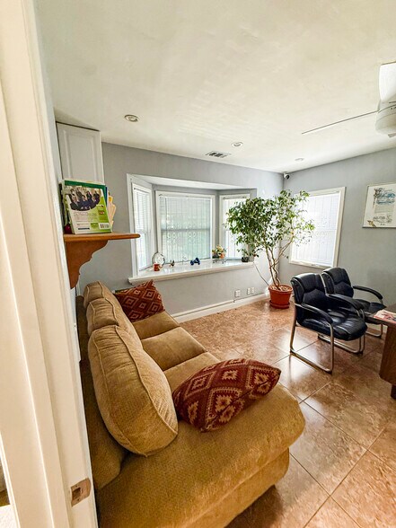 More Photos Of 11628-11630 Victory Blvd, North Hollywood Freestanding For Sale