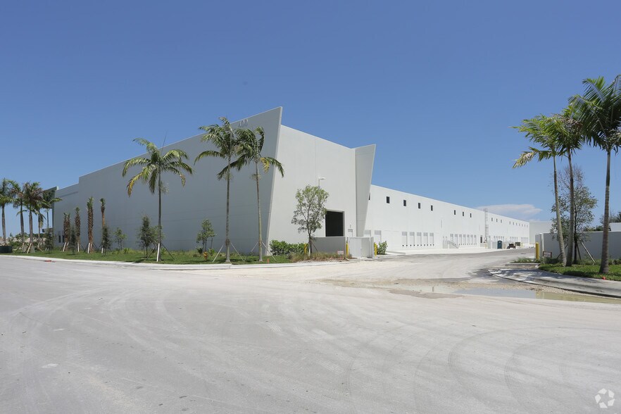 More Photos Of 400 Hillsboro Technology Dr, Deerfield Beach Distribution For Lease
