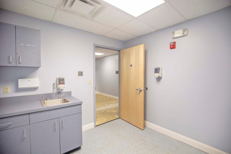 More Photos Of 254 N Broadway, Salem Storefront Retail Office For Sale