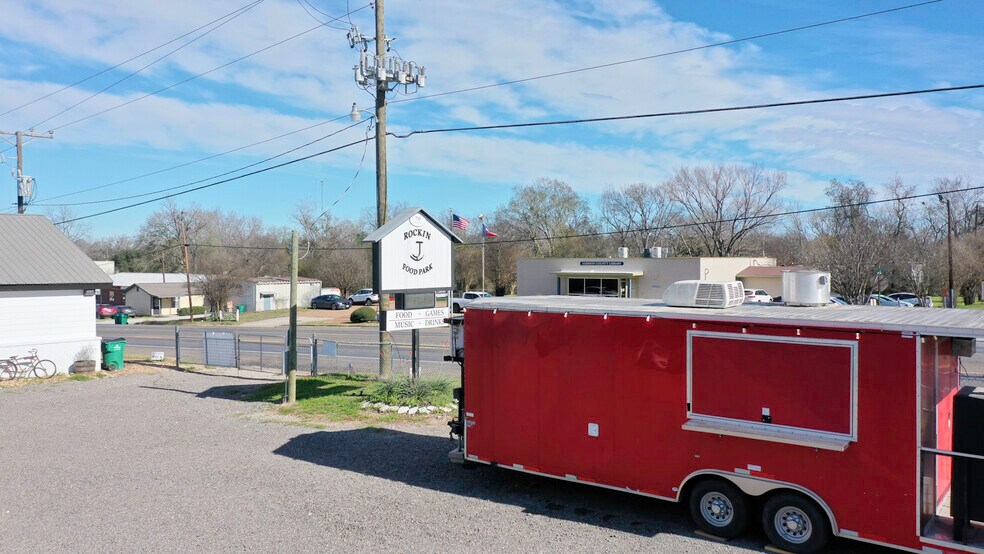 More Photos Of 710 S May St, Madisonville General Retail For Sale