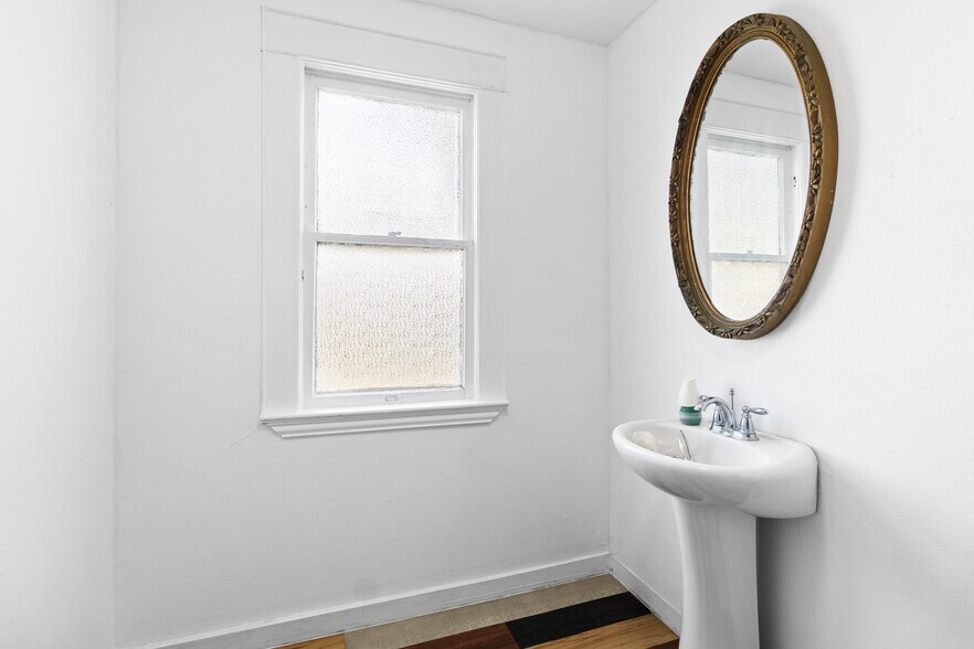 More Photos Of 327 S Robb St, Trinity Specialty For Lease