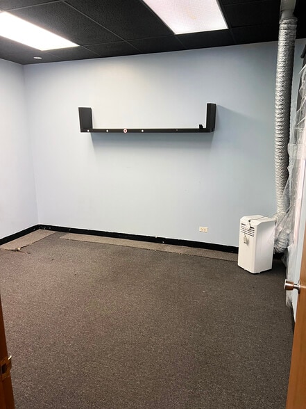 More Photos Of 1881 Commerce Dr, Elk Grove Village Office For Sale