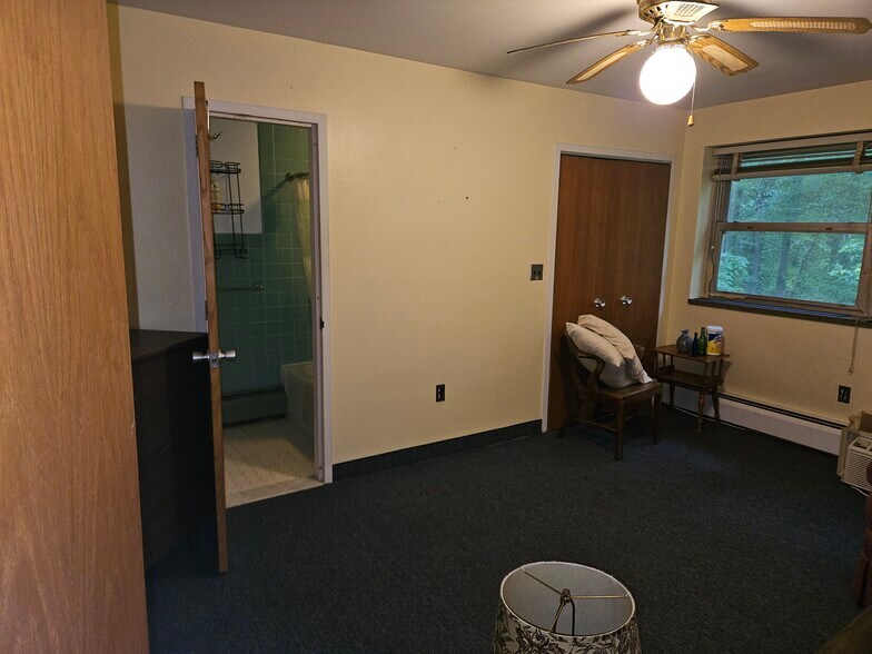 More Photos Of 24 Rossa Ave, Lawrence Office For Lease