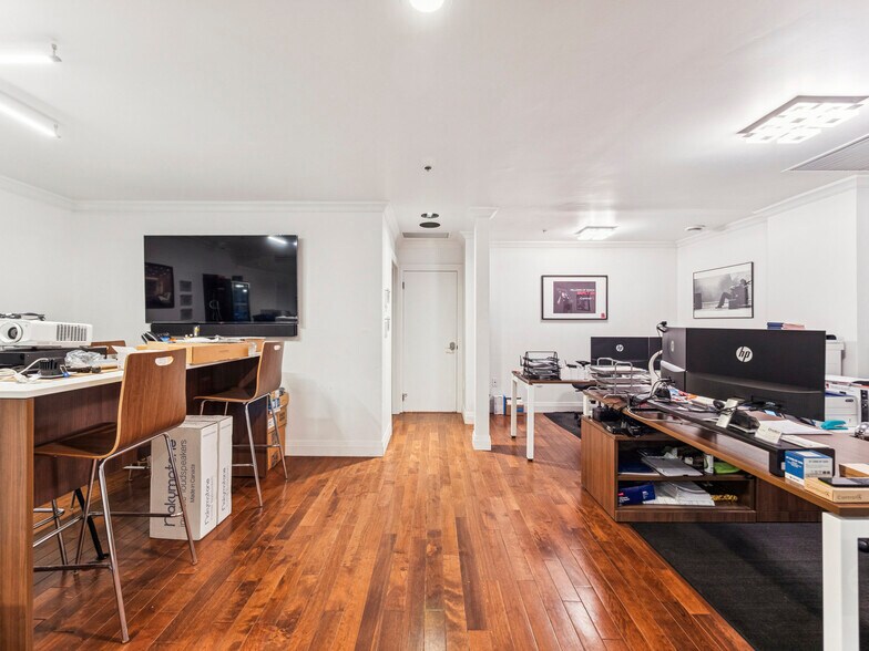 More Photos Of 175 W Beaver Creek Rd, Richmond Hill Light Distribution For Sale