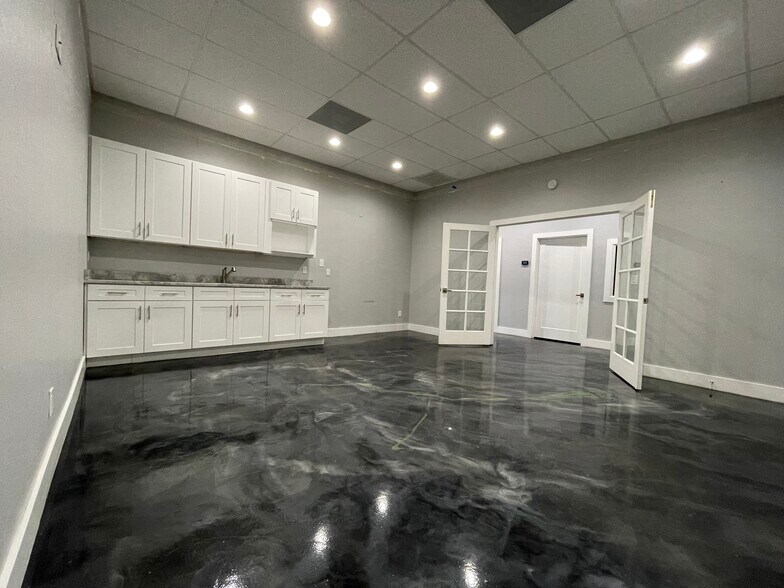 More Photos Of 7050 Pennsylvania St, Fort Myers Warehouse For Lease