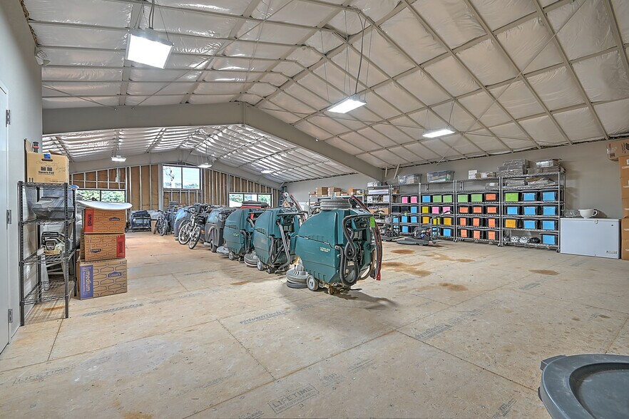 More Photos Of 317 Bluff City Hwy, Bristol Flex For Sale
