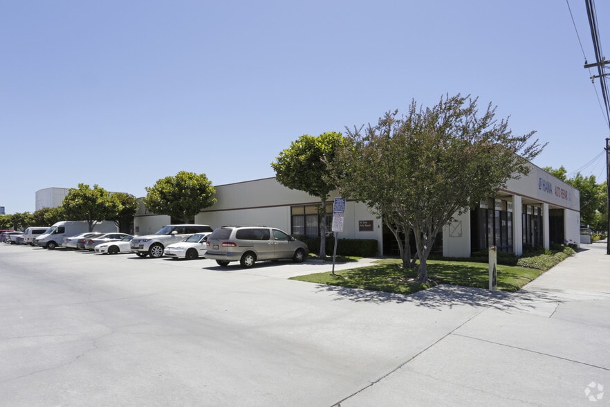 More Photos Of 230 E Dyer Rd, Santa Ana Manufacturing For Lease