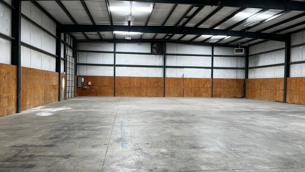 More Photos Of 220 Scotland Dr, Alabaster Warehouse For Lease