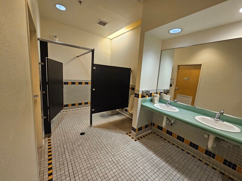 More Photos Of 303 S Water St, Henderson Office For Sale