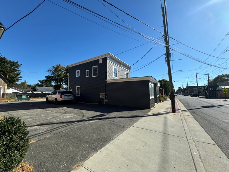 More Photos Of 451 Lake Ave, Saint James Storefront Retail Residential For Lease