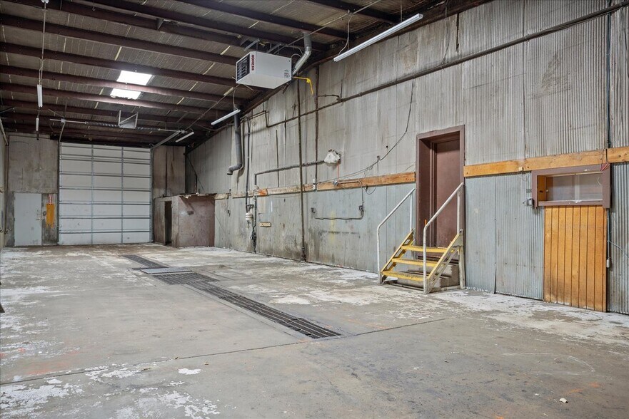 More Photos Of 2302 W Lincolnway, Cheyenne Light Manufacturing For Lease