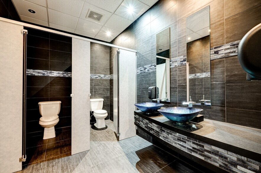 More Photos Of 867-877 Boul Jean-Paul-Vincent, Longueuil Warehouse For Lease