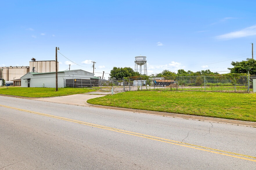 More Photos Of 1401 S Choctaw Ave, El Reno Flex For Lease