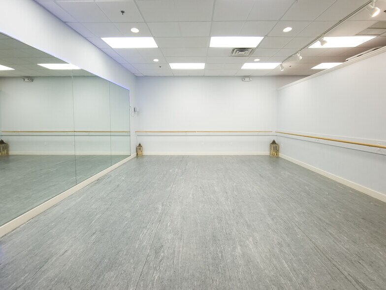 More Photos Of 125 Church St, Pembroke Freestanding For Lease