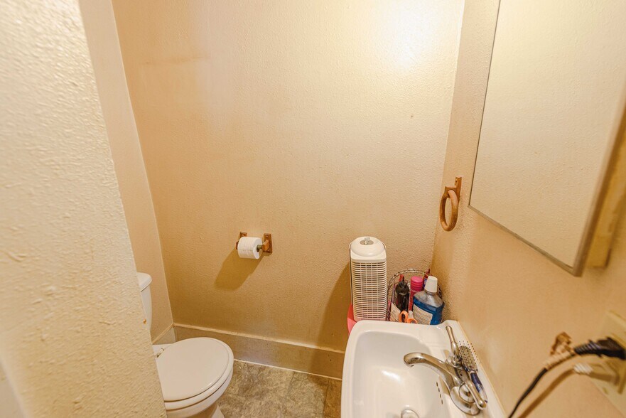 More Photos Of 562 Newmark St, Coos Bay Storefront For Sale