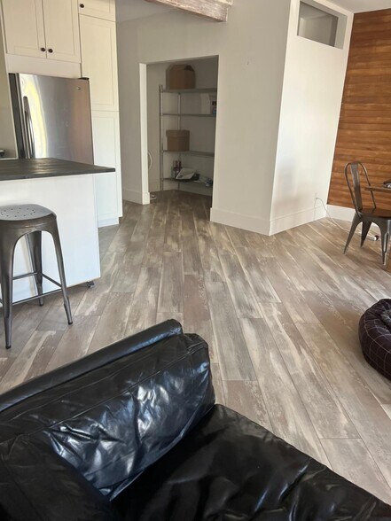 More Photos Of 117 6 Th Av W, Vancouver Flex For Lease