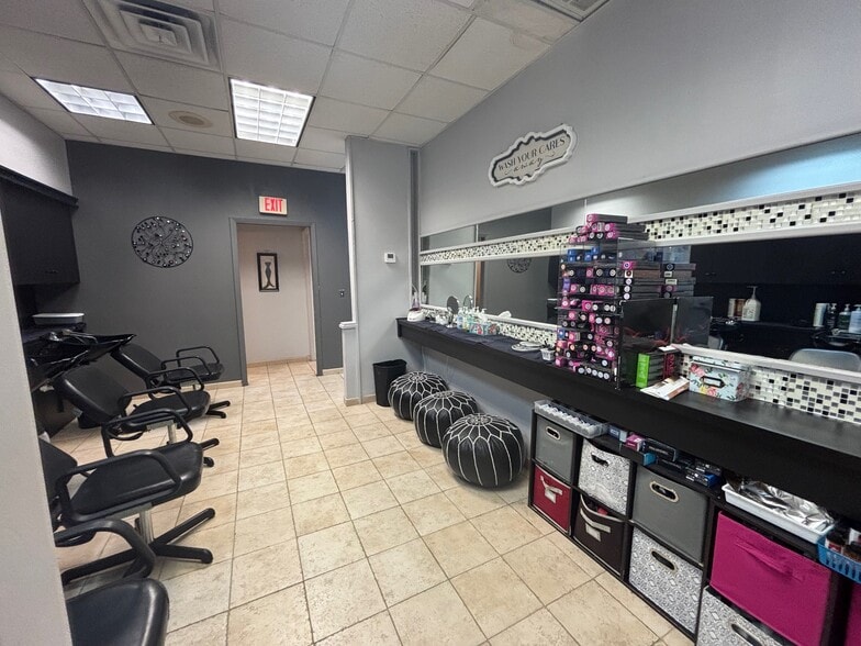 More Photos Of 1714-1720 Manhattan Dr, Waukesha Storefront For Lease