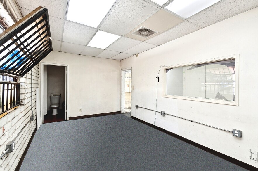 More Photos Of 2622 S Grand Ave, Los Angeles Warehouse For Sale