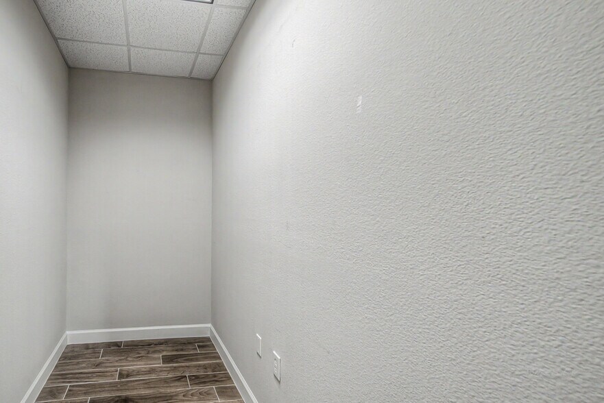 More Photos Of 633 E Fernhurst Dr, Katy Medical For Sale