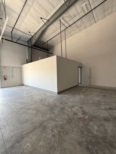 More Photos Of 9198 Ulmerton Rd, Largo Industrial For Lease