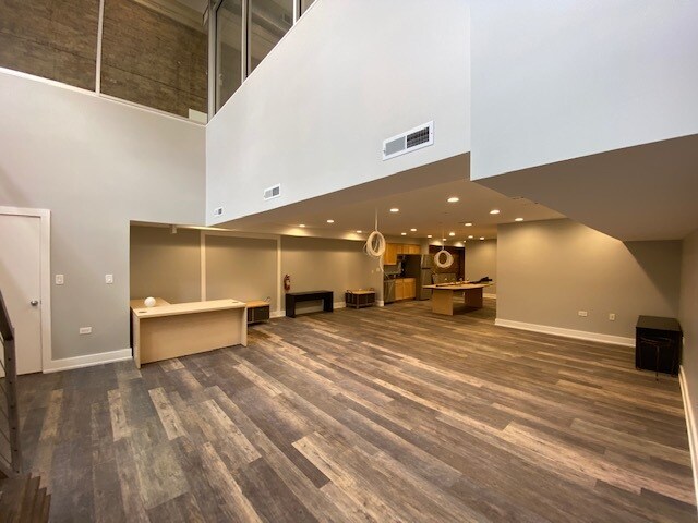 More Photos Of 687-689 N Milwaukee Ave, Chicago Apartments For Lease