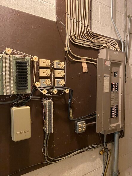 More Photos Of 3909 Witmer Rd, Niagara Falls Freestanding For Lease