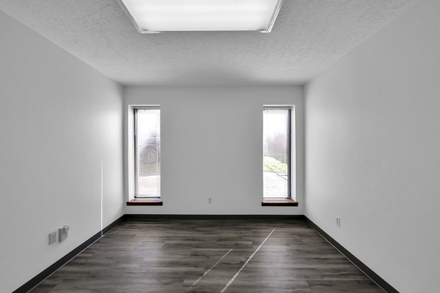 More Photos Of 903 Hillcrest Dr, Conroe Office For Sale