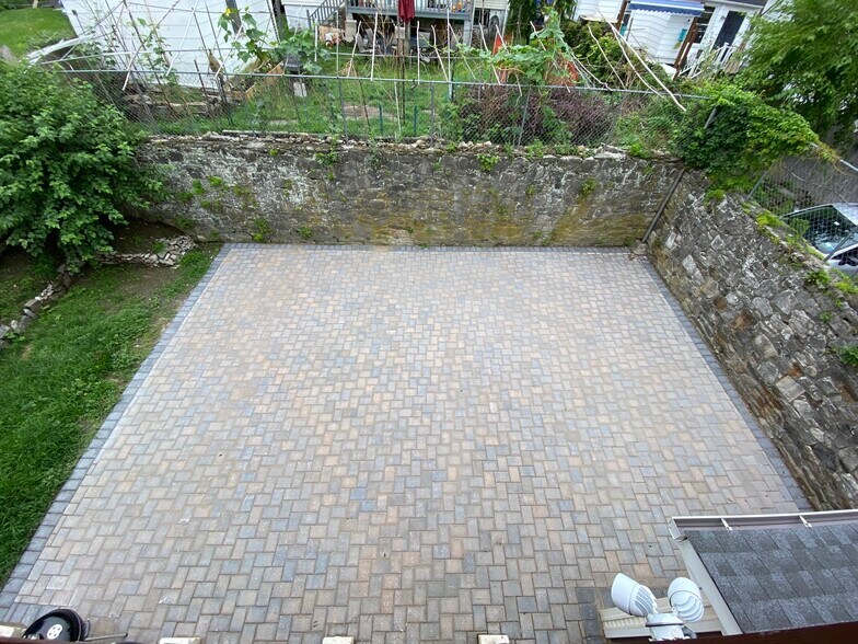 More Photos Of 10 Marble Ave, Pleasantville Bar For Lease