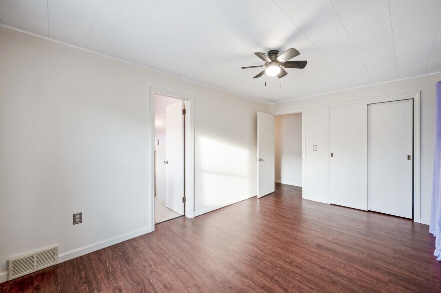 More Photos Of 4085 / 4086 State Route 422, Southington Showroom For Sale