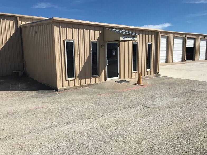 More Photos Of 112 E Industrial Blvd, Cleburne Warehouse For Sale