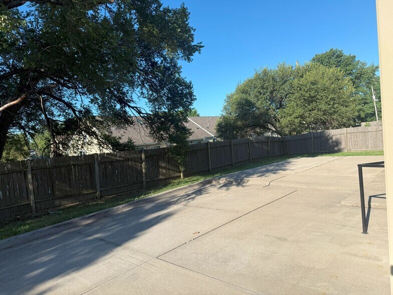 More Photos Of 1221 E 25th St, Lawrence Warehouse For Lease