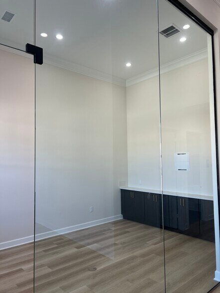 More Photos Of 1325 Main St, Katy Medical For Lease