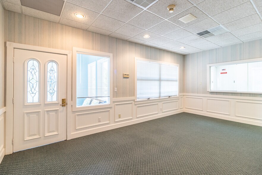 More Photos Of 1421 Ross Dr, Dalton Office For Sale
