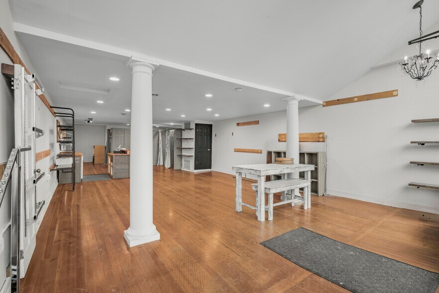 More Photos Of 200 Broadway St, Jordan Storefront Retail Residential For Lease