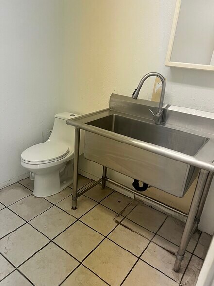 More Photos Of 2010-2020 Lincoln Ave, Pasadena Storefront Retail Office For Lease