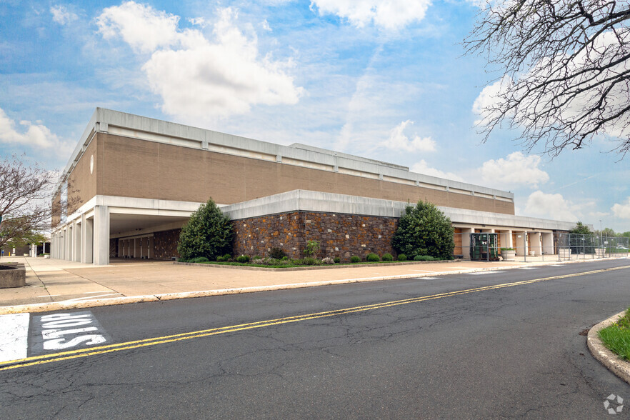 Primary Photo Of 100 Neshaminy Mall, Bensalem Department Store For Lease