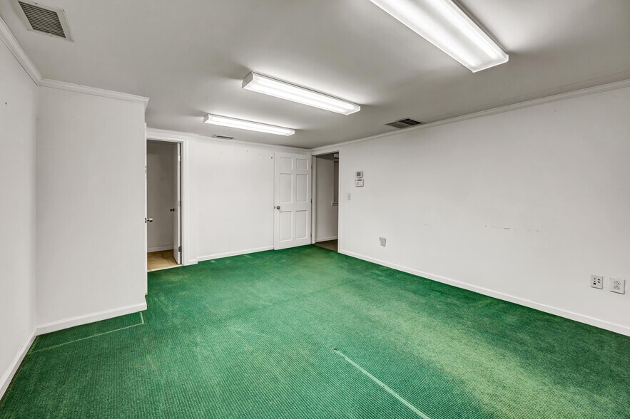 More Photos Of 50 S End Plz, New Milford Light Distribution For Sale